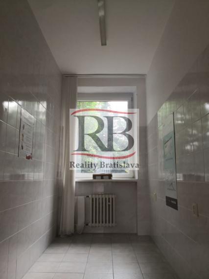 Priestory po KLINIKE, vhodné na ambulancie, kancelárie, 360 m2