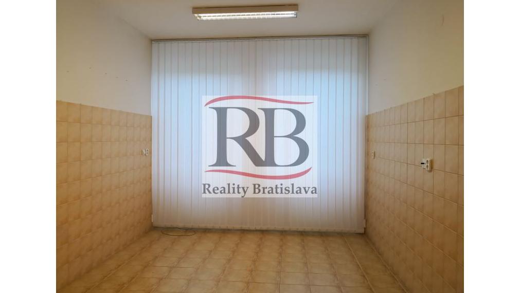 Priestory po KLINIKE, vhodné na ambulancie, kancelárie, 360 m2