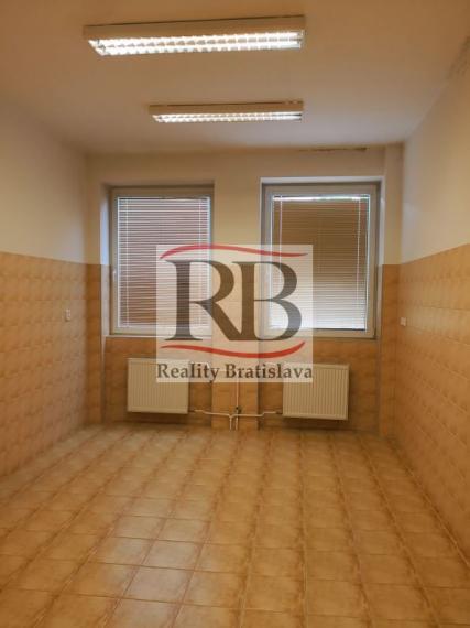 Priestory po KLINIKE, vhodné na ambulancie, kancelárie, 360 m2