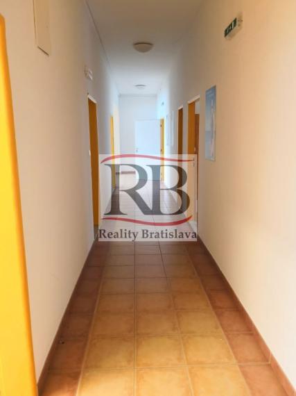 Priestory po KLINIKE, vhodné na ambulancie, kancelárie, 360 m2