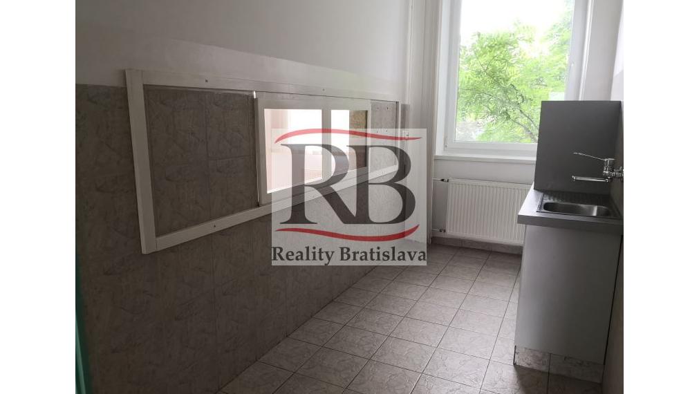 Priestory po KLINIKE, vhodné na ambulancie, kancelárie, 360 m2