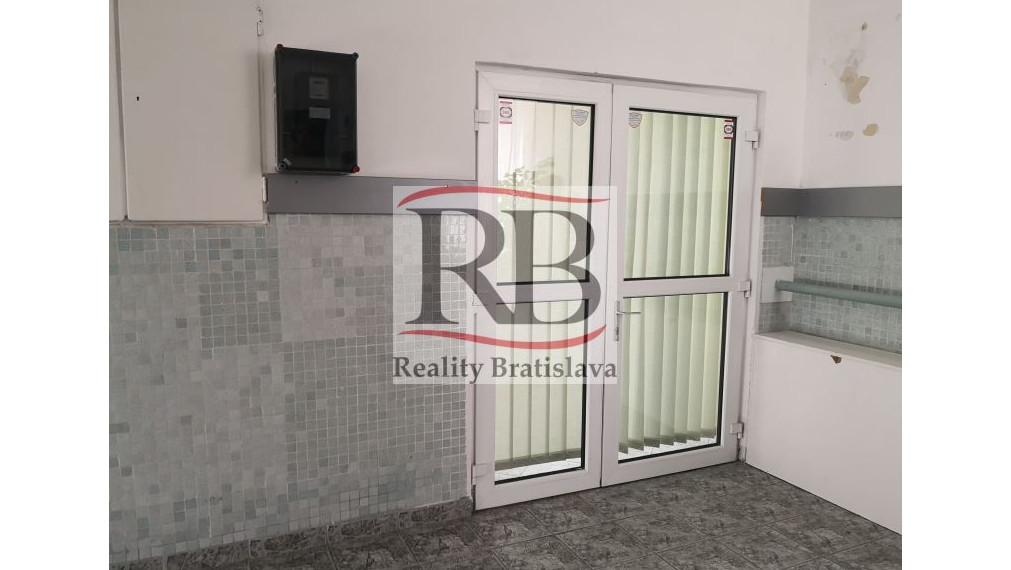 Priestory po KLINIKE, vhodné na ambulancie, kancelárie, 220 m2