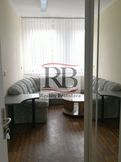 Priestory po KLINIKE, vhodné na ambulancie, kancelárie, 220 m2