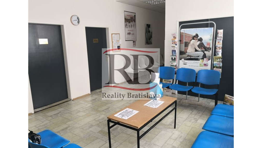 Priestory po KLINIKE, vhodné na ambulancie, kancelárie, 220 m2