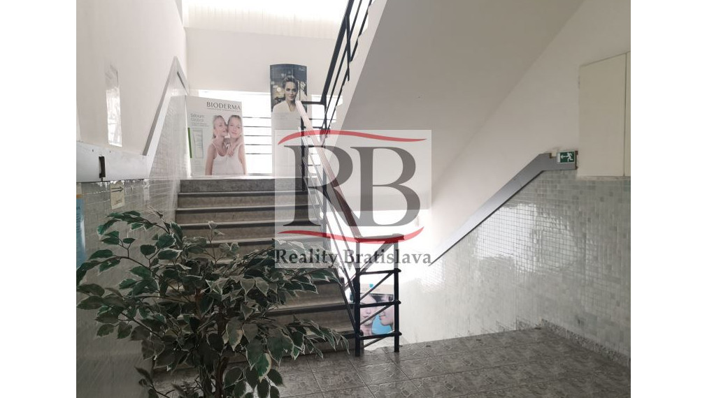 Priestory po KLINIKE, vhodné na ambulancie, kancelárie, 220 m2