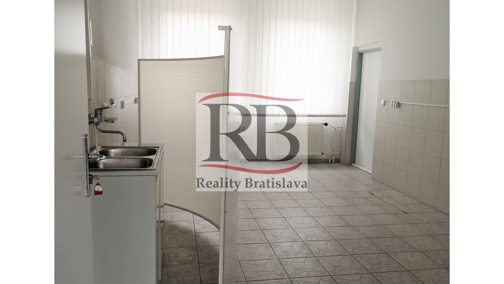 Priestory po KLINIKE, vhodné na ambulancie, kancelárie, 220 m2