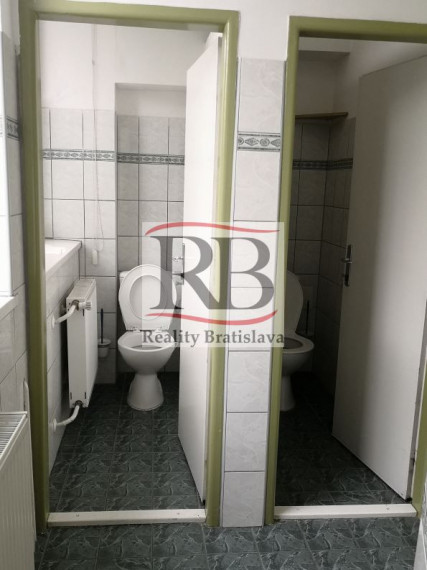 Priestory po KLINIKE, vhodné na ambulancie, kancelárie, 220 m2