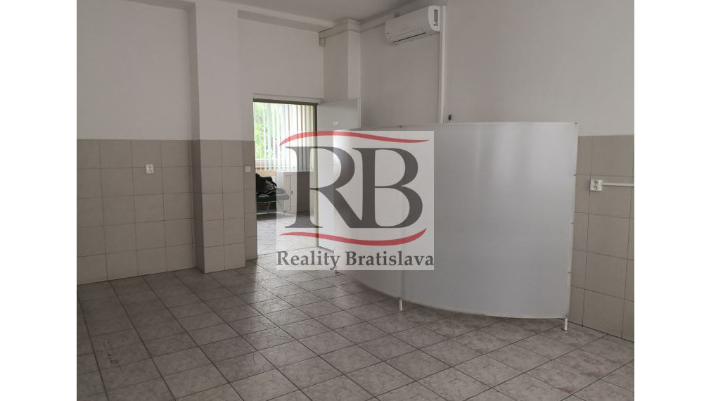 Priestory po KLINIKE, vhodné na ambulancie, kancelárie, 220 m2