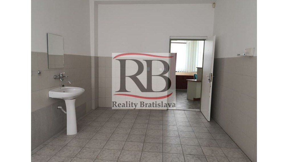 Priestory po KLINIKE, vhodné na ambulancie, kancelárie, 220 m2