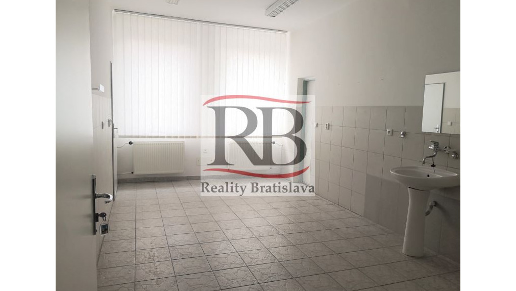 Priestory po KLINIKE, vhodné na ambulancie, kancelárie, 220 m2