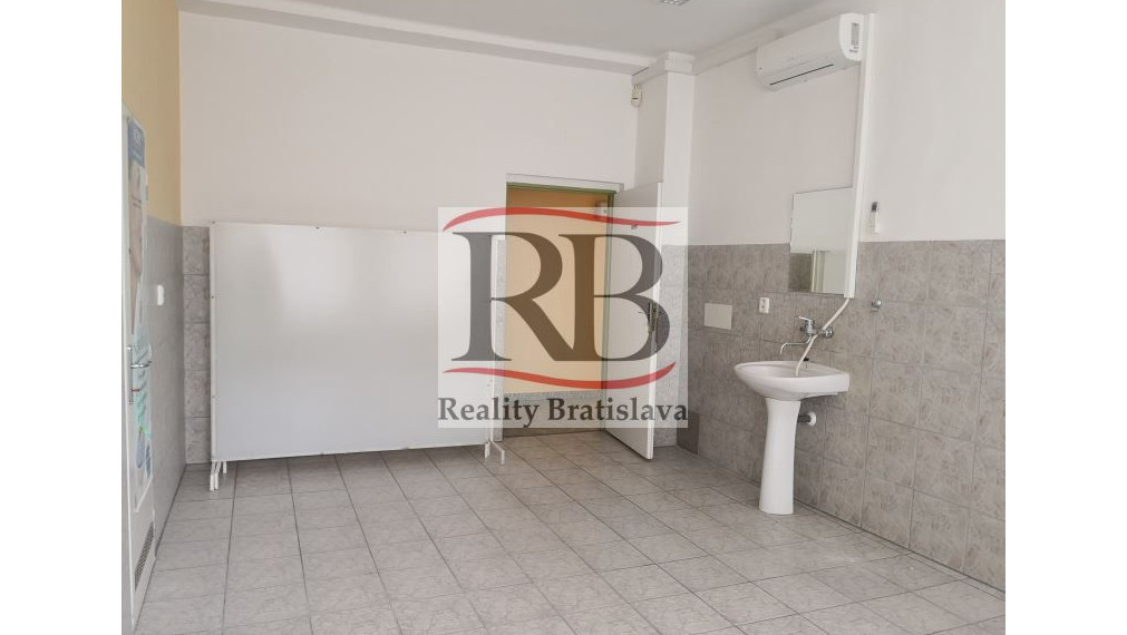 Priestory po KLINIKE, vhodné na ambulancie, kancelárie, 220 m2