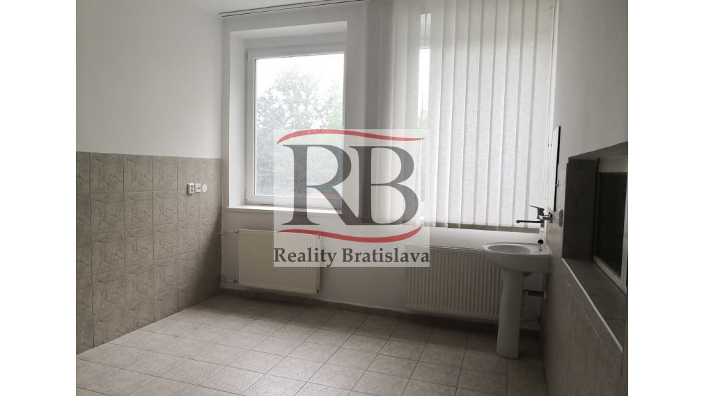 Priestory po KLINIKE, vhodné na ambulancie, kancelárie, 220 m2