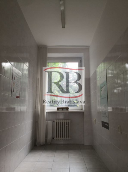 Priestory po KLINIKE, vhodné na ambulancie, kancelárie, 220 m2