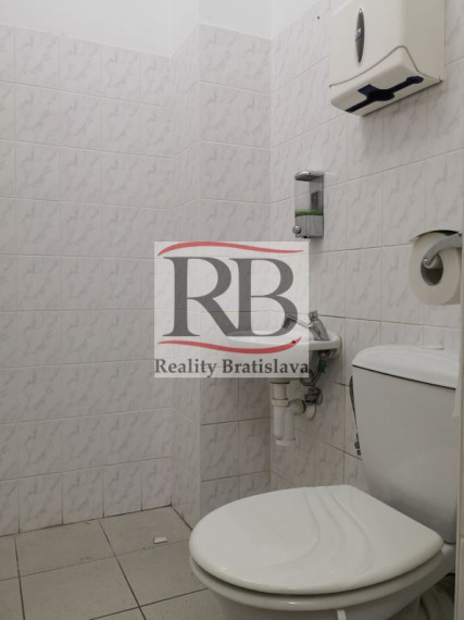 Priestory po KLINIKE, vhodné na ambulancie, kancelárie, 220 m2