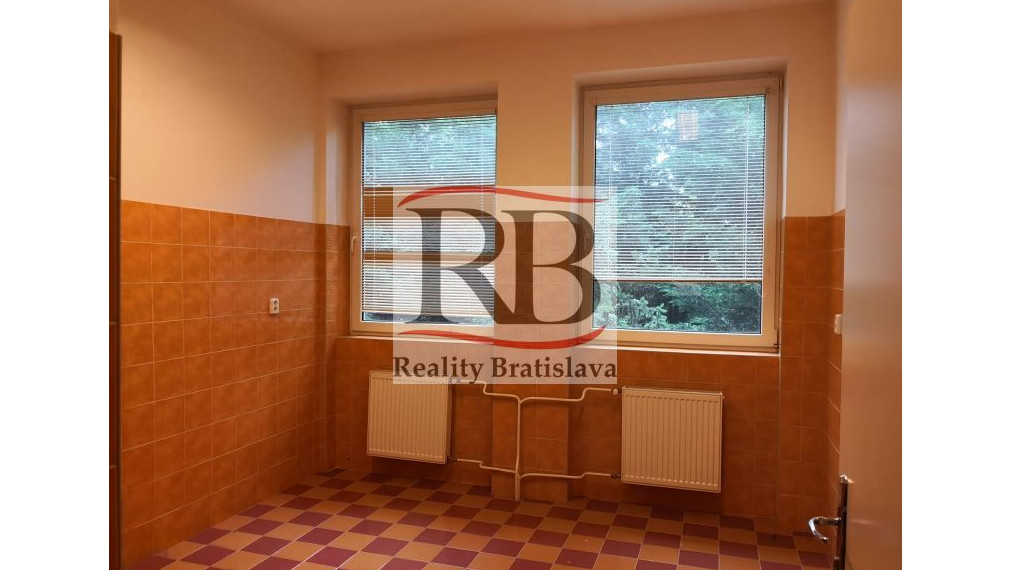 Priestory po KLINIKE, vhodné na ambulancie, kancelárie, 220 m2