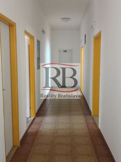 Priestory po KLINIKE, vhodné na ambulancie, kancelárie, 220 m2