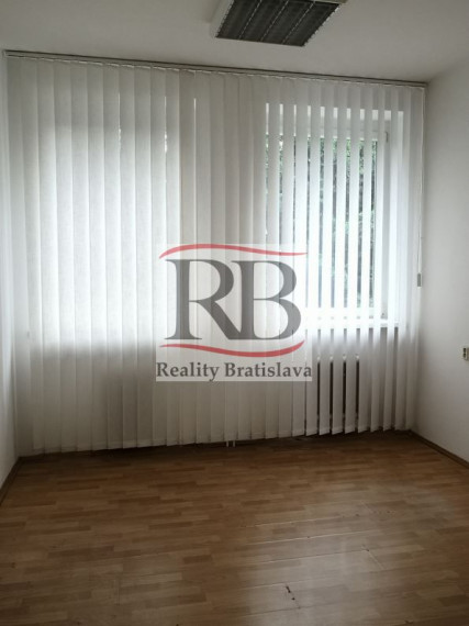 Priestory po KLINIKE, vhodné na ambulancie, kancelárie, 220 m2