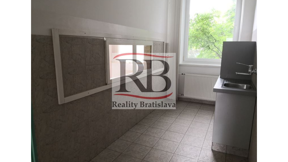 Priestory po KLINIKE, vhodné na ambulancie, kancelárie, 220 m2