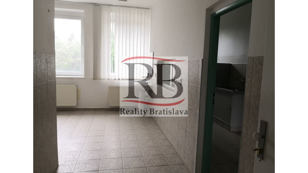 Priestory po KLINIKE, vhodné na ambulancie, kancelárie, 220 m2