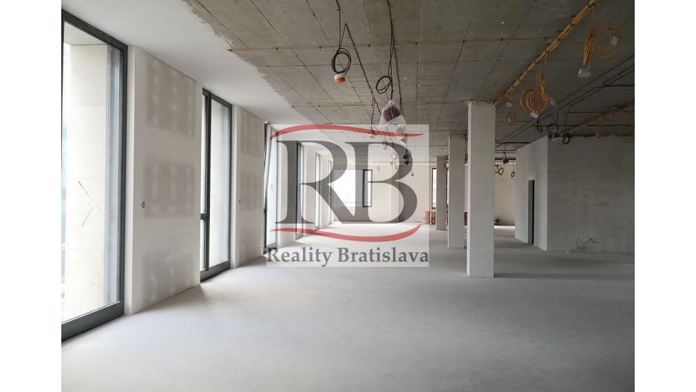 Nová kanc. priestory v centre, výborná dostupnosť, 400 m2
