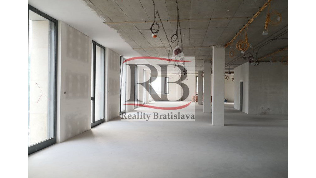 Nová kanc. priestory v centre, výborná dostupnosť, 800 m2