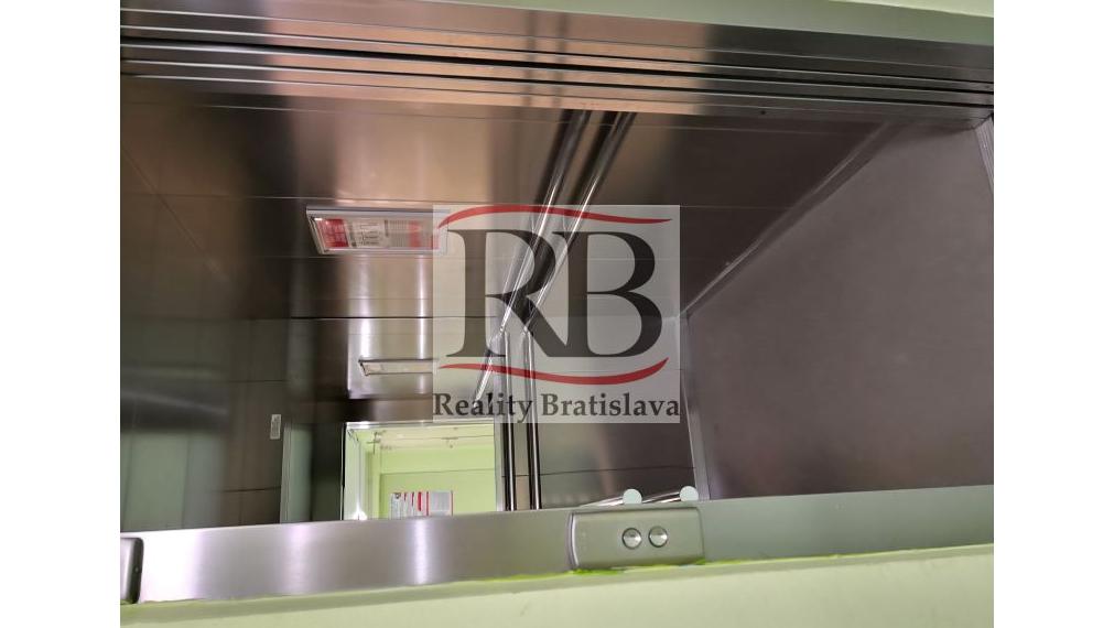 Obchodno-kancelársky priestor, 89 m2