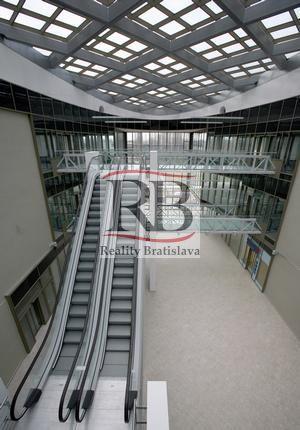 Obchodno-kancelársky priestor, 89 m2