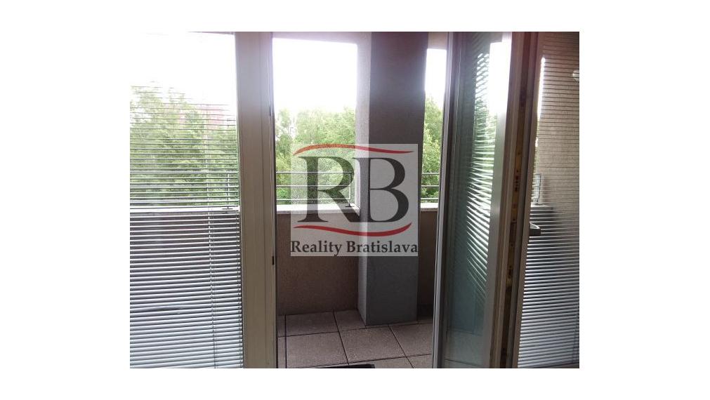 Menší kancelársky celok v blízkosti Polusu, zariadený, s pekným výhľadom