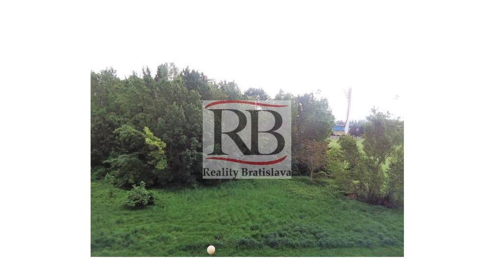 Menší kancelársky celok v blízkosti Polusu, zariadený, s pekným výhľadom