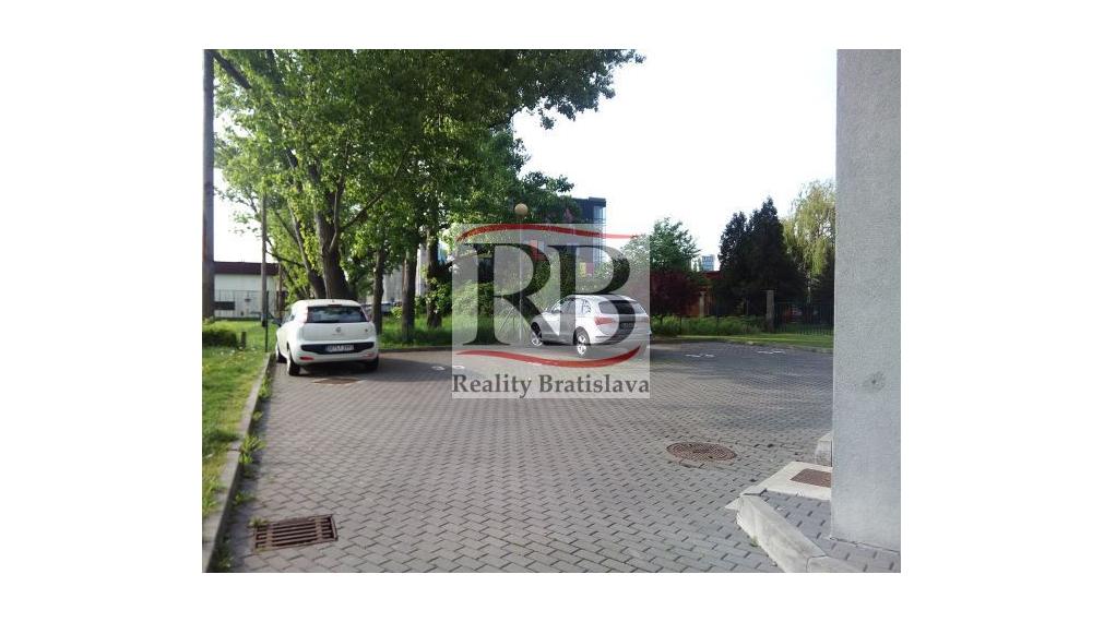 Menší kancelársky celok v blízkosti Polusu, zariadený, s pekným výhľadom