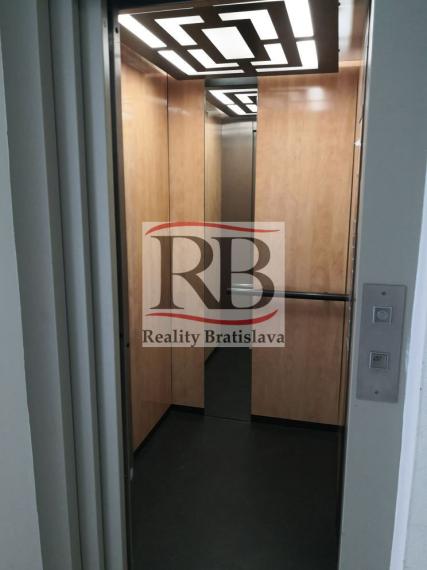 Menší kancelársky celok v blízkosti Polusu, zariadený, s pekným výhľadom