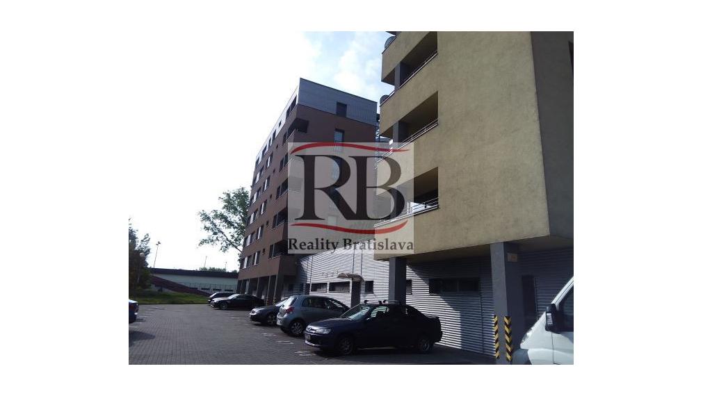 Menší kancelársky celok v blízkosti Polusu, zariadený, s pekným výhľadom