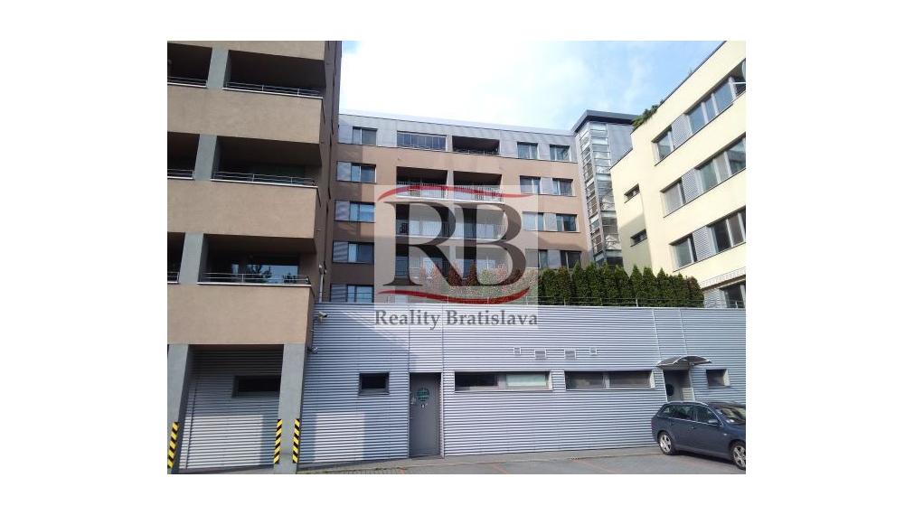 Menší kancelársky celok v blízkosti Polusu, zariadený, s pekným výhľadom