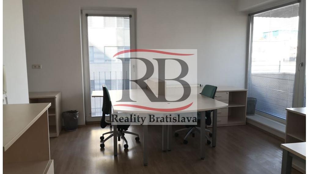 Menší kancelársky celok v blízkosti Polusu, zariadený, s pekným výhľadom