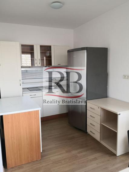 Menší kancelársky celok v blízkosti Polusu, zariadený, s pekným výhľadom