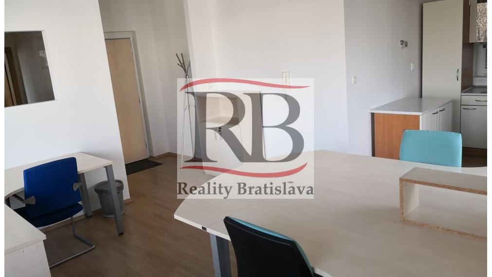 Menší kancelársky celok v blízkosti Polusu, zariadený, s pekným výhľadom