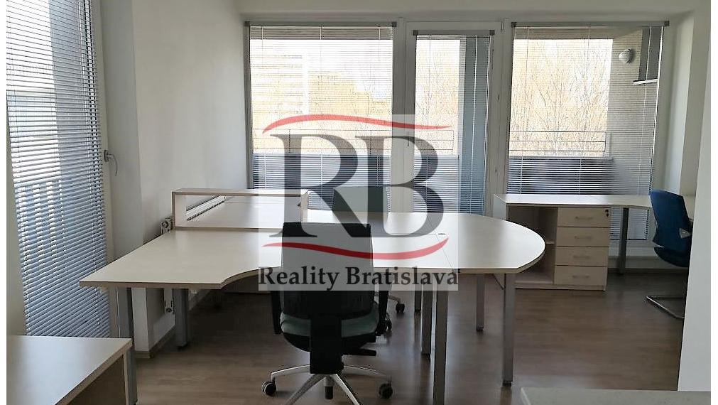 Menší kancelársky celok v blízkosti Polusu, zariadený, s pekným výhľadom