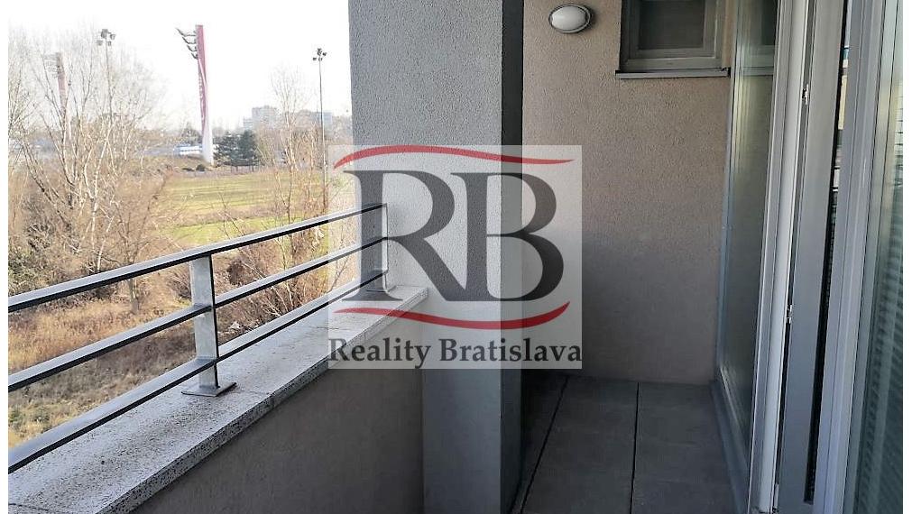 Menší kancelársky celok v blízkosti Polusu, zariadený, s pekným výhľadom