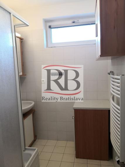 Menší kancelársky celok v blízkosti Polusu, zariadený, s pekným výhľadom