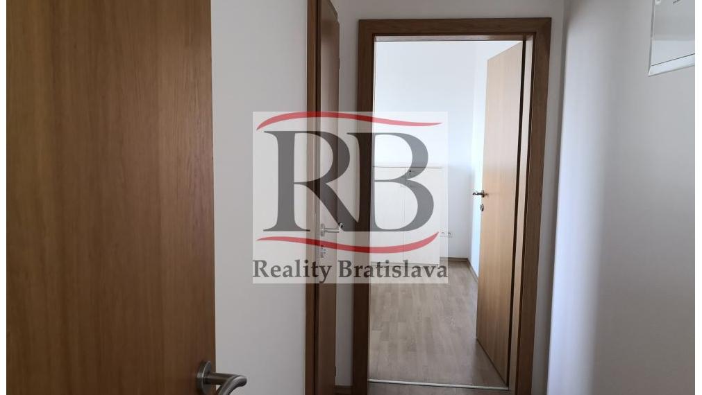 Menší kancelársky celok v blízkosti Polusu, zariadený, s pekným výhľadom