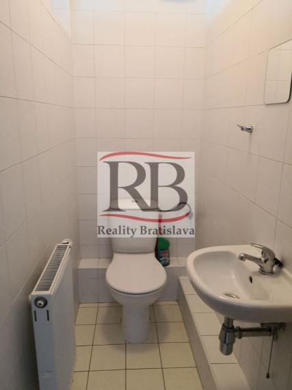 Menší kancelársky celok v blízkosti Polusu, zariadený, s pekným výhľadom