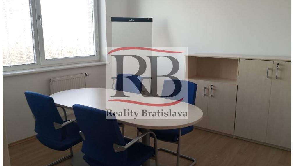 Menší kancelársky celok v blízkosti Polusu, zariadený, s pekným výhľadom