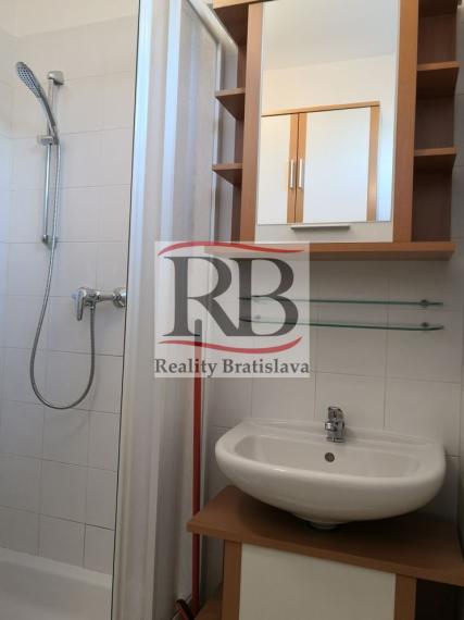 Menší kancelársky celok v blízkosti Polusu, zariadený, s pekným výhľadom