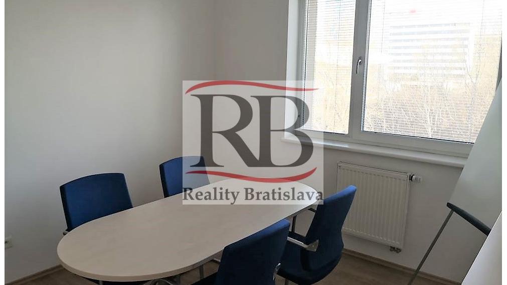 Menší kancelársky celok v blízkosti Polusu, zariadený, s pekným výhľadom