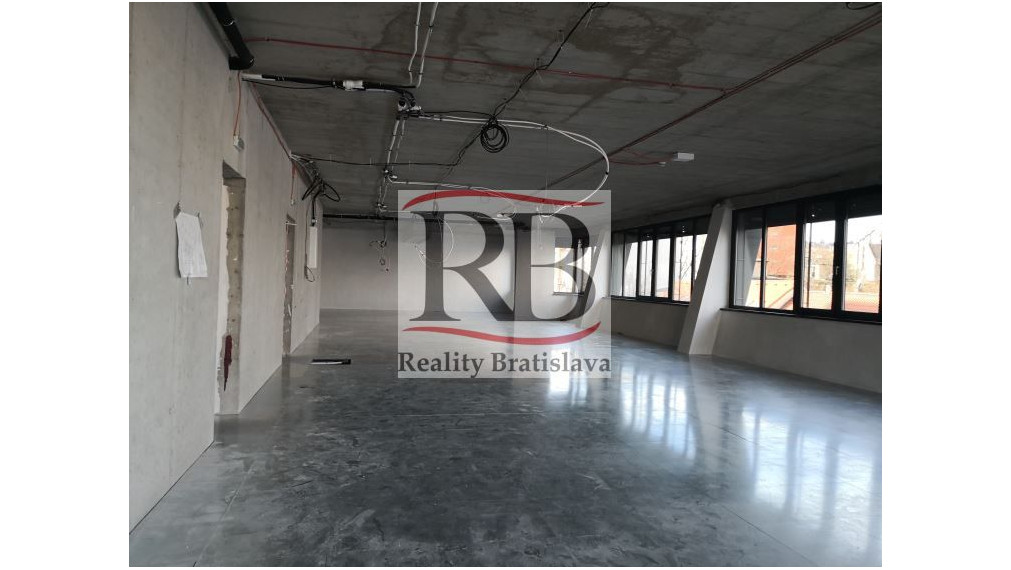 Nové kanc. priestory v centre, výborná dostupnosť, 500 m2