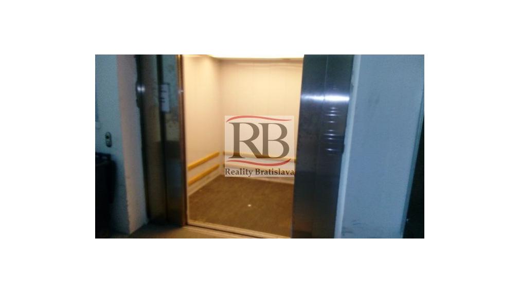 Na prenájom skladový priestor na Starej Vajnorskej v BAIII, 70m2