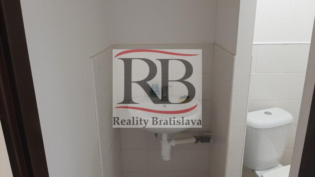 Na prenájom obchodno - kancelársky priestor v Malackách, 73m2