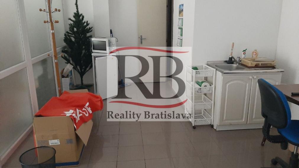 Na prenájom obchodno - kancelársky priestor v Malackách, 73m2