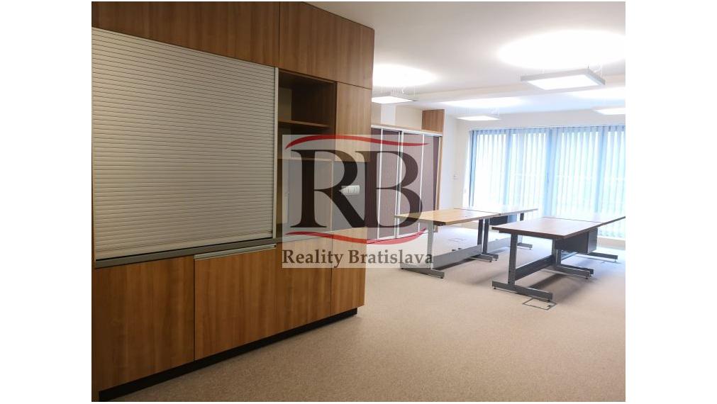 Pekné kancelárie a terasou na Dunajskej ulici, 139 m2