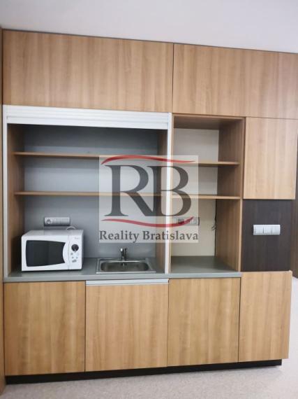 Pekné kancelárie a terasou na Dunajskej ulici, 139 m2